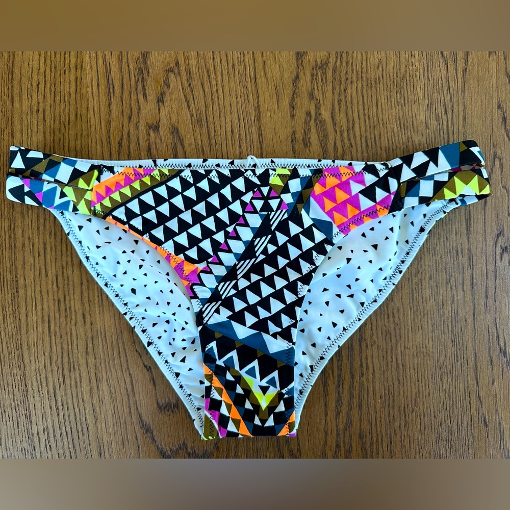 VOLCOM Bikini Bottom Reversible - Black and White Size S